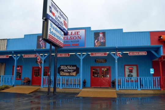 阴雨季节汽车旅馆蓝色外墙展示