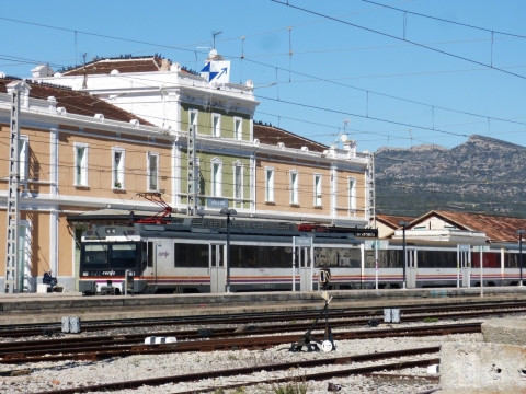 阳光户外铁路轨道边崭新建筑