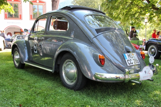 阳光城市街道崭新豪华灰色轿车