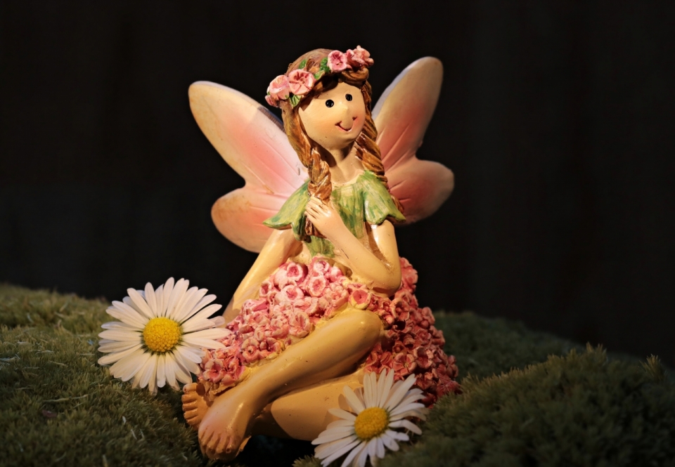 静静坐在草地上的花仙子陶瓷娃娃