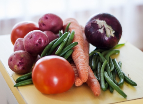 厨房案板新鲜蔬菜料理美食特写