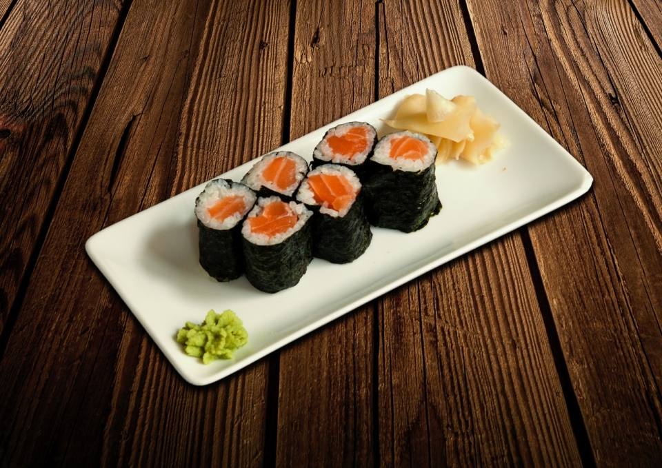 木制条纹桌上盘子中一份美味的金枪鱼寿司