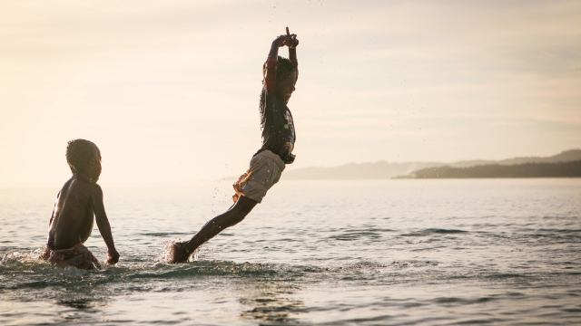 小孩子闲暇时光戏水玩水开心快乐高清桌面壁纸