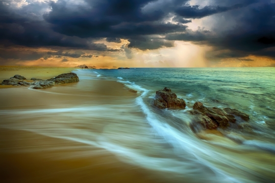 乌云密布海面退潮风景