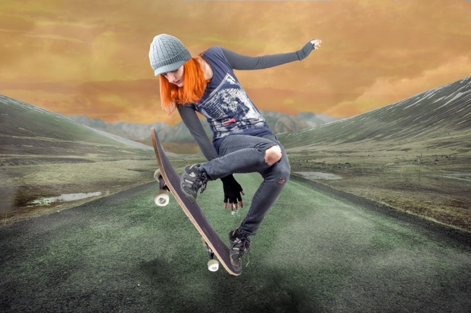 人物摄影_公路上玩滑板的青春少女