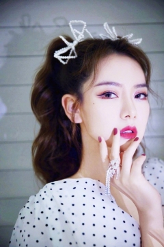 性感美女明星戚薇妩媚优雅个性写真