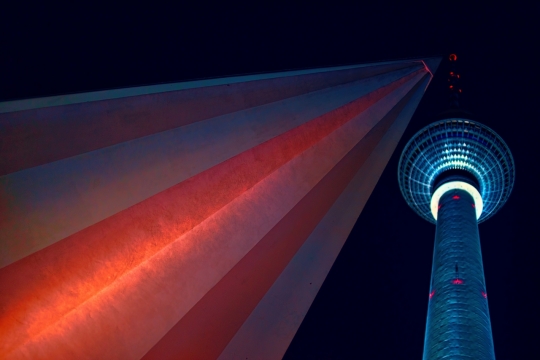 仰拍高耸亮着霓虹灯的电视塔