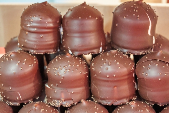 室内桌面新鲜美味巧克力棉花糖甜点