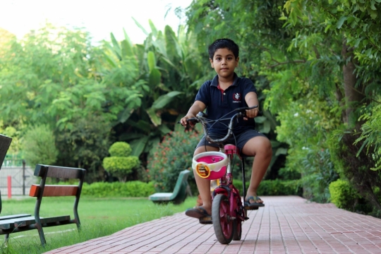 公园步行走道骑车儿童人物特写