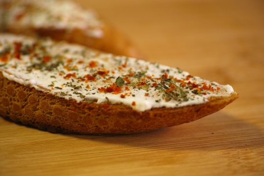 虚化背景室内木制桌面美味蒜香面包