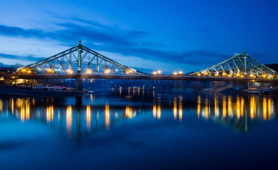 城市跨江大桥闪烁明亮灯光河面倒映