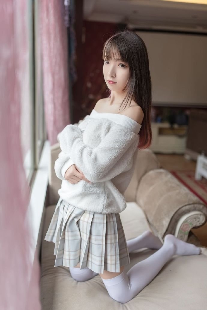 清纯美女学生妹白丝美腿性感诱惑写真