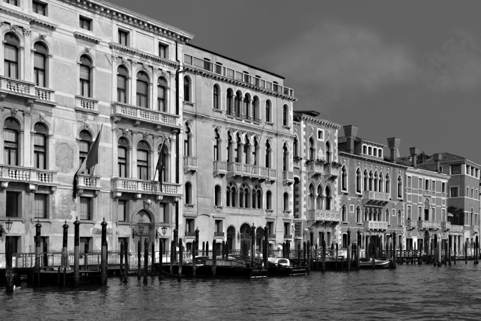黑白意大利威尼斯河流边城市建筑