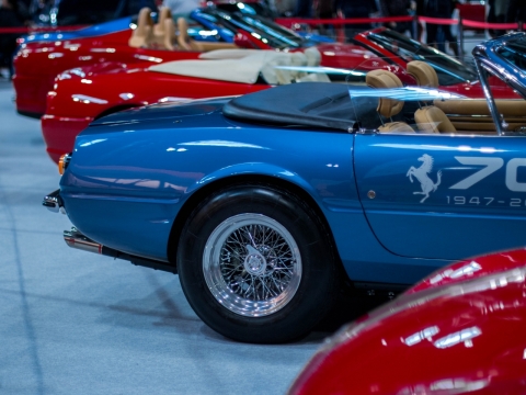 室内崭新敞篷蓝色红色轿车