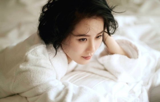 美女明星刘诗诗白色浴袍性感写真