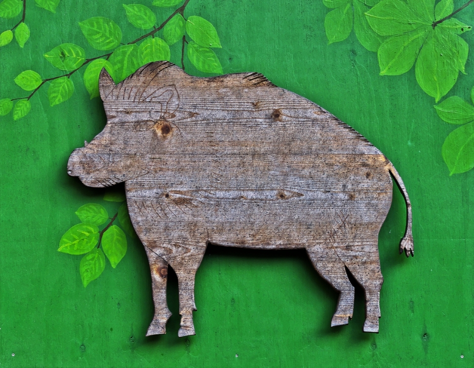 绿色叶子绘画墙壁上木制牛装饰