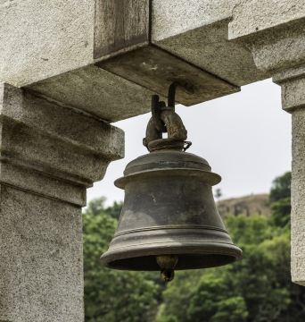虚化背景自然户外建筑金属钟