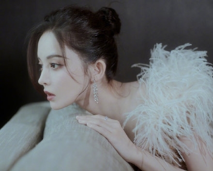 性感美女明星古力娜扎妩媚优雅个性写真