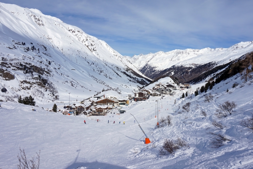 早晨寒冷冬天蓝色天空白色自然雪山滑雪场