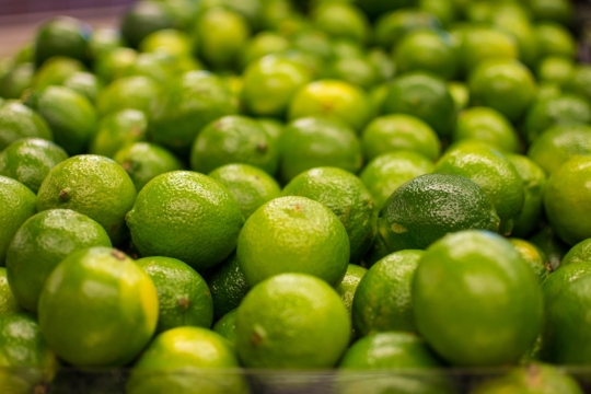 微距摄影_堆满的青涩柠檬