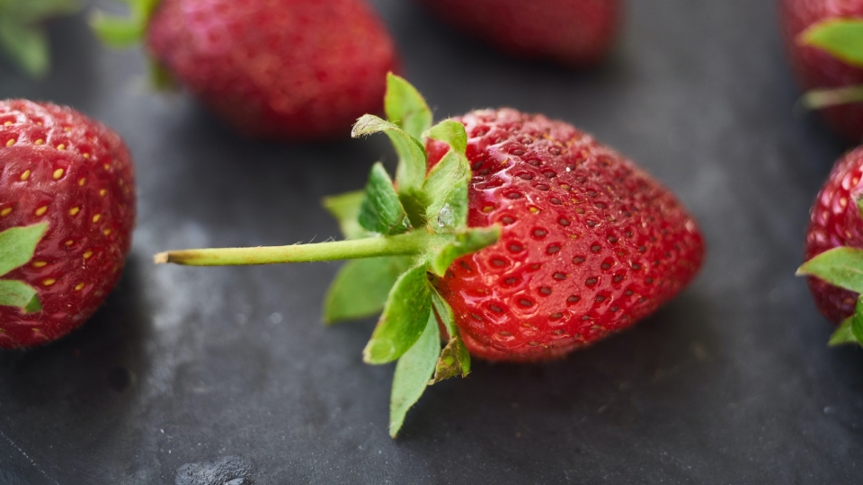 草莓水果高清桌面壁纸