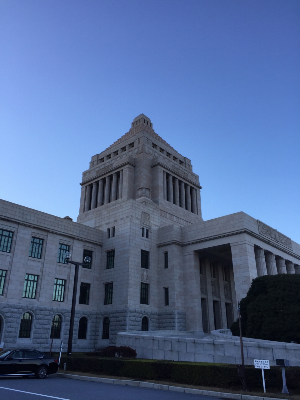 蓝色天空礼堂建筑高清外观