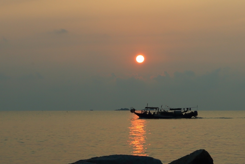 出海渔船傍晚夕阳优美海景风光