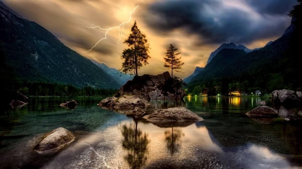 山脉中湖畔天空雷电岩石水中镜像摄影