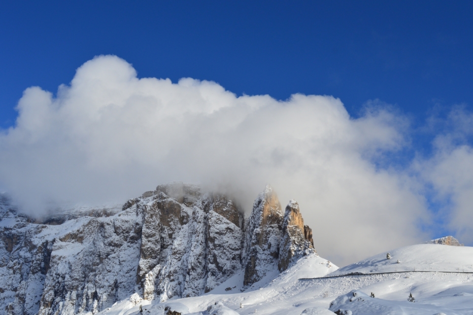 风景摄影_高海拔雪山浓郁云雾风光