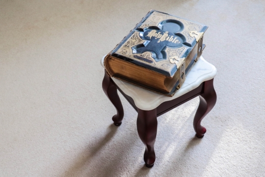 建筑室内地面木制凳子古典文艺书本