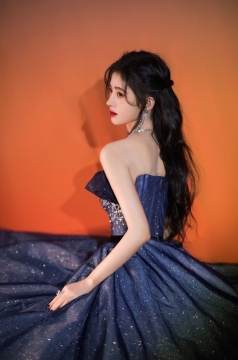 鞠婧祎穿蓝色星钻抹胸纱裙拍大片高贵美艳似公主图片