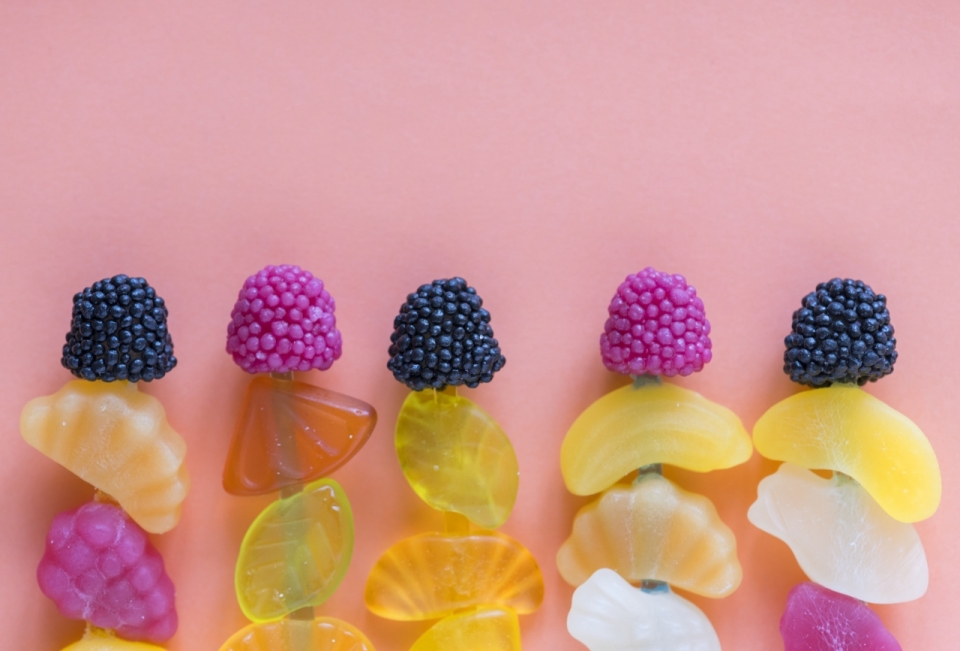 粉色背景水果造型彩色美味软糖甜点
