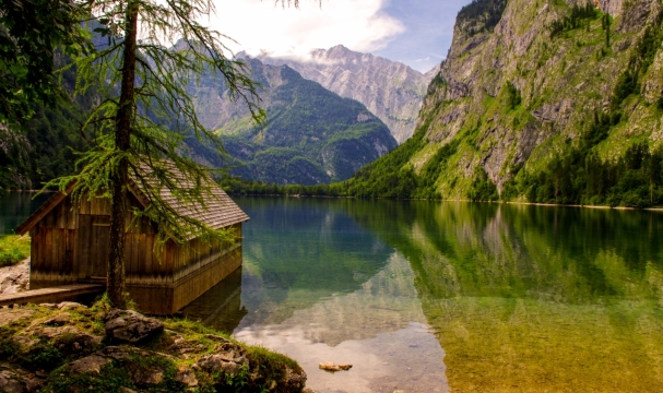 群山包围山中河流木屋自然风光