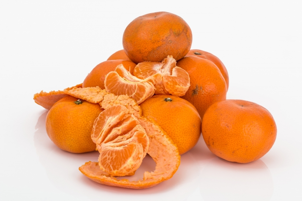 白色背景堆叠起来的橘子水果美食摄影