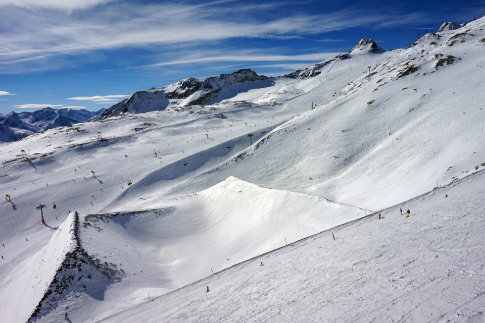 阳光下蜿蜒雪山上的滑雪场