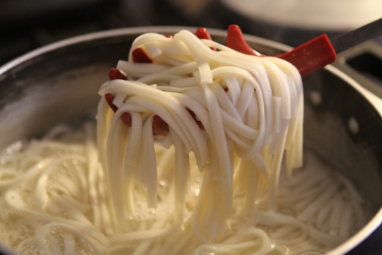 厨房金属锅烹饪美味新鲜面条食物