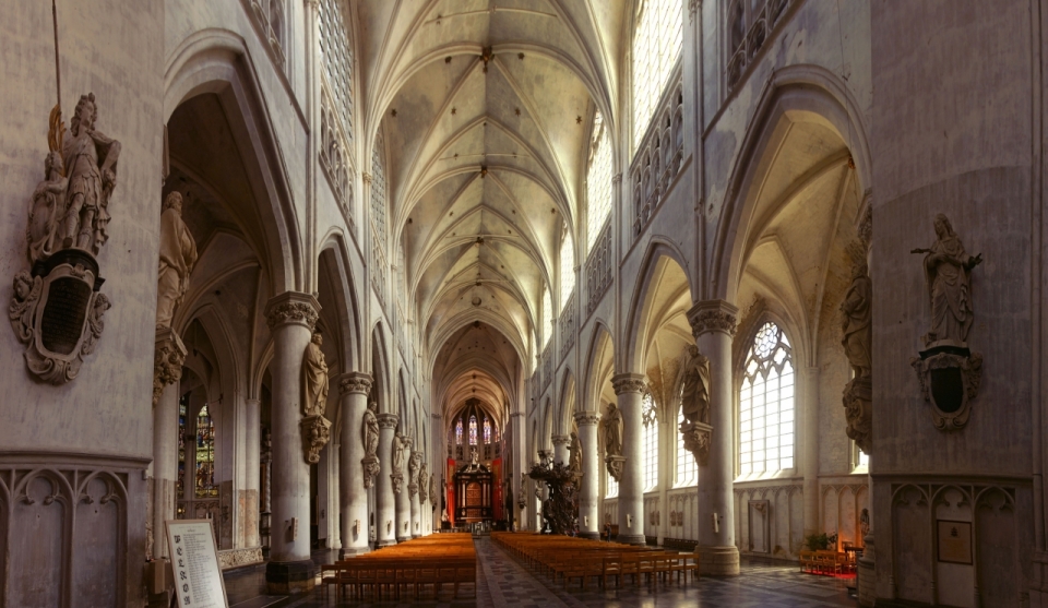 建筑摄影_古老欧式教堂内部精致艺术装饰