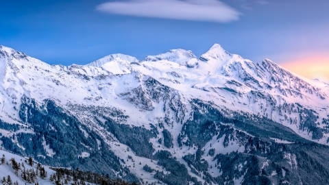 积雪常年不化的雪山自然风光高清桌面壁纸