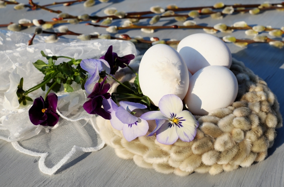 庭院木桌上编制布垫鸡蛋外壳特写