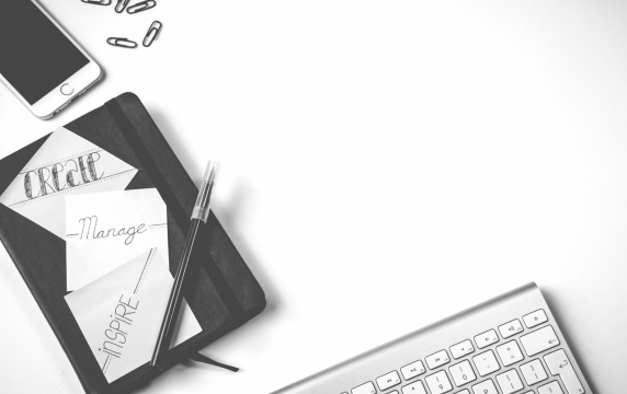 黑白桌面笔记本回形针笔手机键盘