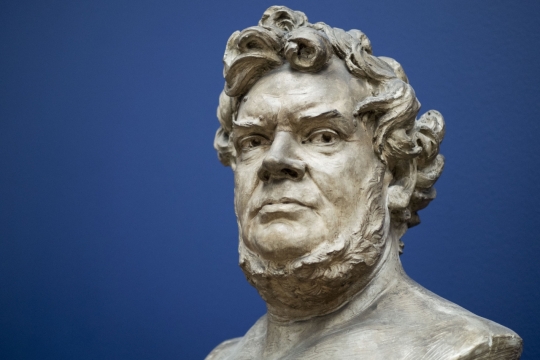 蓝色背景中年男性艺术石质雕像