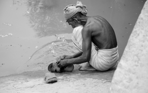 老人鞋子河边人文生活纪实