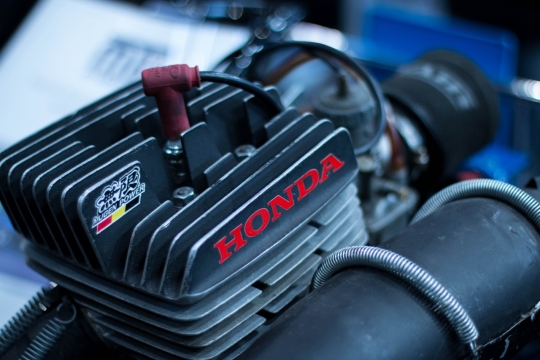 微距摄影_本田无限改装发动机特写