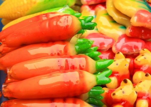 微距摄影_堆放的胡萝卜形糖果