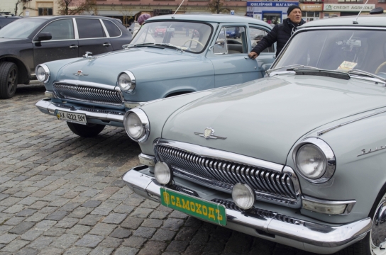 停放在街头的各式古典老爷车