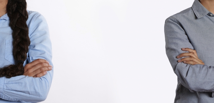 白色背景前抱胸穿衬衫商务男性女性