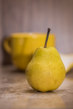 室内桌面新鲜美味健康黄色梨子水果
