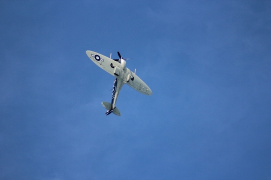 蓝色天空中飞翔战机飞行