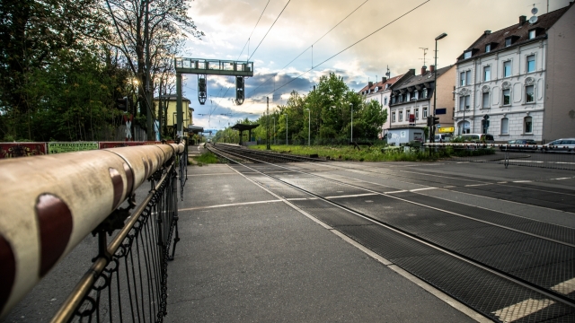 空旷街道旁栏杆建筑房屋外景