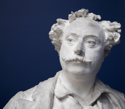 蓝色背景短发蓄胡男性艺术石质雕像